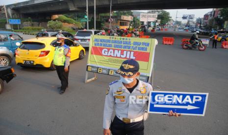 Sejumlah personel gabungan dari TNI AD, Kepolisian, Dishub dan Satpol PP Kota Bogor mengatur arus lalu lintas saat pemberlakuan aturan ganjil genap di Simpang Tol Lingkar Luar Bogor, Jawa Barat, Selasa (27/7/2021). Satgas Penanganan COVID-19 Kota Bogor memperpanjang pemberlakuan aturan ganjil genap bagi kendaraan bermotor selama satu pekan di hari kerja sebagai upaya mengurangi mobilitas masyarakat dan menurunkan angka kasus positif COVID-19 di Kota Bogor. 