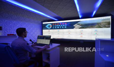 Operator memantau aplikasi di Padang Command Center, di Balai kota Padang, Sumatera Barat, Kamis (10/8/2023). Ruang Pusat Kendali dan Sistem Layanan Kedaruratan Terintegrasi yang dibangun oleh Diskominfo Padang itu berupa layanan Call Center 112 gratis yang bisa digunakan oleh masyarakat agar laporan dan informasi yang diberikan dapat segera ditindaklanjuti pihak terkait. 