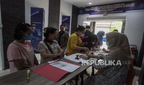 Petugas melayani proses pembuatan paspor di Kantor Imigrasi Kelas I Khusus Batam, Batam Centre, Batam, Kepulauan Riau, Rabu (14/12/2022). Duta Besar Indonesia untuk Malaysia Hermono mengatakan, negara tidak boleh membiarkan warga negara Indonesia (WNI) kehilangan kewarganegaraan atau stateless.