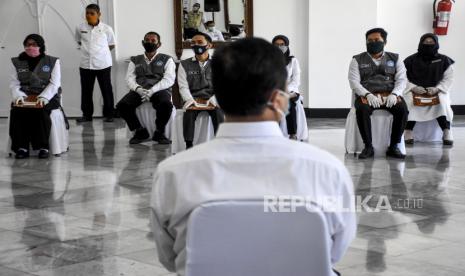 Sejumlah guru bukan Pegawai Negeri Sipil (PNS) atau Guru Tidak Tetap (GTT) 