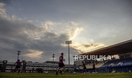 Sejumlah pemain Timnas Indonesia menjalani sesi latihan di Stadion Sidolig, (ilustrasi). Wali Kota Bandung Yana Mulyana mengaku siap menjadi lokasi tempat drawing Piala Dunia U-20 apabila ditunjuk oleh PSSI, dan FIFA.