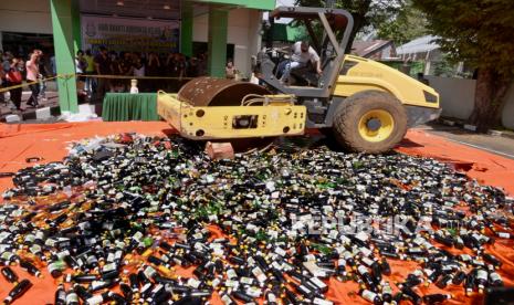 Lima ABK Ditemukan Meninggal di Kapal Diduga Akibat Miras. Foto: Ribuan botol miras dimusnahkan (ilustrasi)