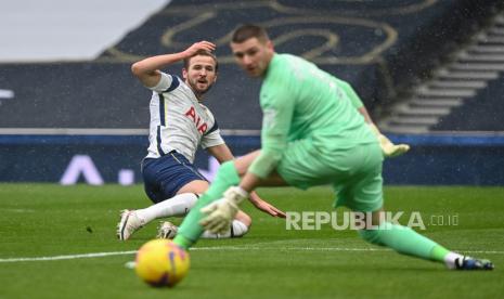  Harry Kane (kiri) dari Tottenham beraksi melawan penjaga gawang Sam Johnstone (kanan) dari West Bromwich selama pertandingan sepak bola Liga Utama Inggris antara Tottenham Hotspur dan West Bromwich Albion di London, Inggris, 07 Februari 2021.