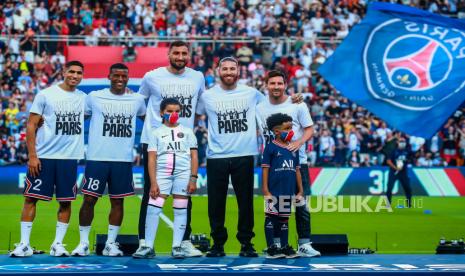 Rekrutan baru Paris Saint-Germain (PSG) Achraf Hakimi, Georginio Wijnaldum, Gianluigi Donnarumma, Sergio Ramos, dan Lionel Messi (dari kiri ke kanan) selama presentasi mereka kepada para penggemar sebelum pertandingan sepak bola Ligue 1 Prancis antara PSG dan Strasbourg di Parc des Princes Stadion di Paris, Prancis, 14 Agustus 2021.