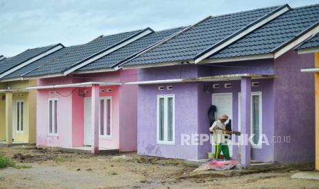 Pekerja melanjutkan pekerjaannya di kawasan perumahan bersubsidi (ilustrasi). Penyaluran dana Fasilitas Likuiditas Pembiayaan Perumahan (FLPP) per 4 Juli 2022 tercatat sebanyak 101.492 unit senilai Rp 11,27 triliun. Angka tersebut senilai 44,91 persen dari target yang ditetapkan oleh Kementerian Keuangan kepada BP Tapera.