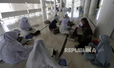 Maksimalkan Ramadhan dengan 4 Amalan Sesuai Tuntunan Nabi. Sekelompok remaja membaca dan menghafal Alquran selama Ramadhan di sebuah masjid di Banda Aceh, Selasa (13/4). 