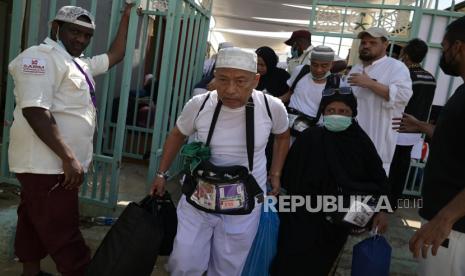 Jamaah haji Indonesia menuju bus untuk kembali ke hotel di Mina, Makkah, Arab Saudi, Selasa (18/6/2024).