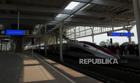 Suasana stasiun Kereta Cepat Jakarta Bandung (KCJB) di Stasiun Tegal Luar saat uji coba dari Jakarta menuju Bandung, di Stasiun Tegal Luar, Bandung, Jawa Barat, Jumat (15/9/2023). PT KCIC (Kereta Cepat Indonesia China) menjalankan ujicoba operasional dengan penumpang tidak berbayar dengan total 8 perjalanan per hari dari Stasiun Halim ke Tegalluar dan kapasitas penumpang 2200 orang per hari dari tanggal 14 September hingga 30 September 2023.