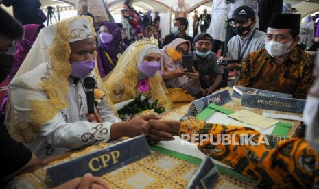 Pasangan pengantin disabilitas menjalani prosesi akad saat nikah massal.