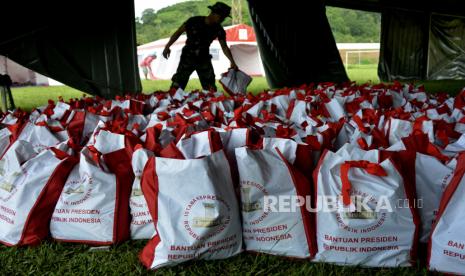 Deretan paket sembako bantuan presiden produktif usaha mikro (ilustrasi).