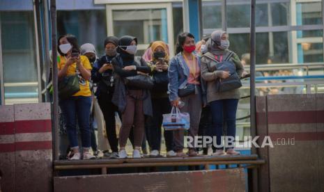 Penumpang menunggu bus transjakarta di Halte Buncit Indah, Jakarta, Jumat (5/6). Pemprov DKI Jakarta melakukan pelonggaran pembatasan sosial dalam masa transisi terhadap angkutan umum untuk beroperasi dengan diisi penumpang hanya 50 persen dari kapasitas