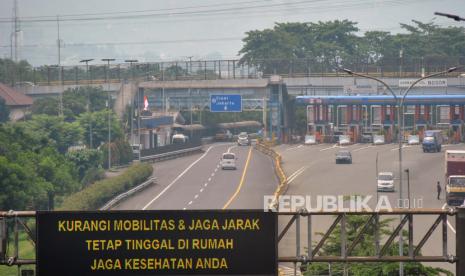 Sejumlah kendaraan keluar gerbang tol Bogor, Ciheuleut, Kota Bogor, Jawa Barat, Sabtu (28/3).  Pasien dalam pengawasan (PDP) kasus corona  Kota Bogor yang meninggal dunia, seluruhnya sembilan kasus, setelah bertambah satu kasus lagi meninggal dunia, Ahad (29/3). 