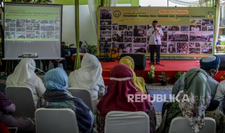 Walikota Tangerang Selatan Benyamin Davnie memberikan sambutan saat peresmian gedung sekolah dan pesantren tuna netra di Jalan Masjid Al-Latif, Setu, Tangerang Selatan, Banten, Sabtu (27/11). Yayasan Raudlatul Makfufin meresmikan gedung sekolah dan pesantren bagi penyandang tuna netra sekaligus merayakan hari jadinya yang ke-38. Republika/Putra M. Akbar