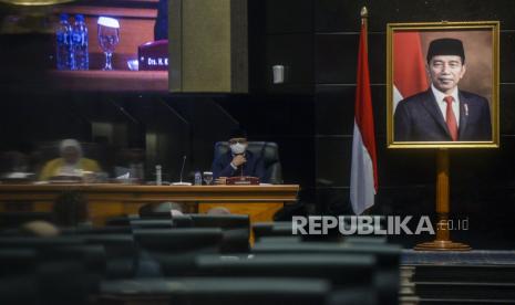 Gubernur DKI Jakarta Anies Baswedan menghadiri sidang paripurna di Gedung DPRD DKI Jakarta, Selasa (13/9/2022). DPRD DKI Jakarta menggelar rapat paripurna pengumuman masa akhir kepemimpinan Gubernur DKI Jakarta Anies Baswedan dan Wakil Gubernur DKI Jakarta Ahmad Riza Patria 30 hari sebelum masa tugas berakhir. Republika/Putra M. Akbar