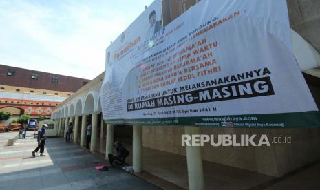 Jabar Koordinasi ke Kemenag Terkait Sholat Idul Fitri. Foto: Masjid Raya Kota Bandung saat Ramadhan biasanya selalu padat pengunjung yang beribadah atau pun beristirahat. Ramadhan kali ini berbeda, masjid yang berada di pusat Kota Bandung ini sepi aktivitas umat, pengumuman besar tidak menyelenggarakan shalat berjamaah termasuk shalat tarawih dan Idul Fitri dipasang di halaman masjid, Kamis (30/4)