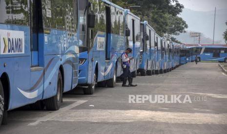 Petugas Dishub Kabupaten Bandung beraktivitas di dekat deretan shuttle bus di Dome Bale Rame Sabilulungan, Kabupaten Bandung, Jawa Barat, Sabtu (11/11/2023). Layanan angkutan antar jemput gratis menuju Stadion Si Jalak Harupat bagi penonton Piala Dunia U17 tersebut mempunyai empat titik penjemputan, yaitu Lapangan Upakarti Bandung, Kantor Bupati Soreang, Gedung Budaya Sabilulungan dan Dome Bale Rame Sabilulungan.