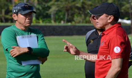 Ketua Umum PSSI Mochamad Iriawan (kanan) berbincang dengan pelatih tim nasional Indonesia Shin Tae-yong (kiri) saat meninjau pemusatan latihan di Training Ground Bali United, Pantai Purnama, Gianyar, Bali, Rabu (7/12/2022). Mochamad Iriawan meninjau untuk memastikan seluruh persiapan tim menjelang Piala AFF 2022. 