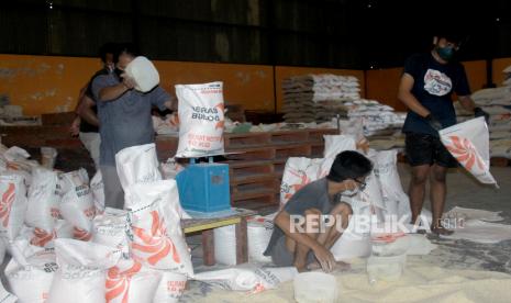 Sejumlah pekerja mengisi karung beras di Gudang Bulog Cabang Ternate, Kota Ternate, Provinsi Maluku Utara, Rabu (14/7/2021). Kantor Bulog Cabang Ternate memastikan stok beras kini mencapai  2.249 ton dan mencukupi untuk persediaan jelang Idul Adha sampai akhir Tahun 2021. 