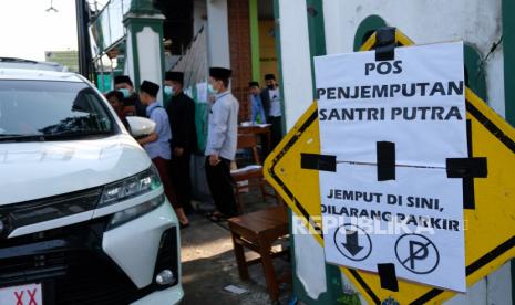 Sleman Wajibkan Santri Membawa Surat Sehat. Foto: Sejumlah santri dijemput keluarganya di kompleks Pondok Pesantren Sunan Pandanaran Ngaglik, Sleman, Yogyakarta, Jumat (27/3/2020). Sebagian besar pondok pesantren di Yogyakarta memulangkan santrinya lebih awal dua minggu dari jadwal semula akibat semakin meluasnya wabah virus Corona (COVID-19)