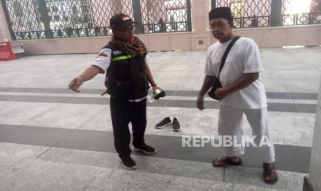 Mahmudi, 65 tahun, jamaah haji asal Mandailing Natal, Sumatera Utara tengah diantar petugas menuju Masjid Nabawi. Hujan dan Keterbatasan Fisik tak Surutkan Semangat Mahmudi Sholat Arbain