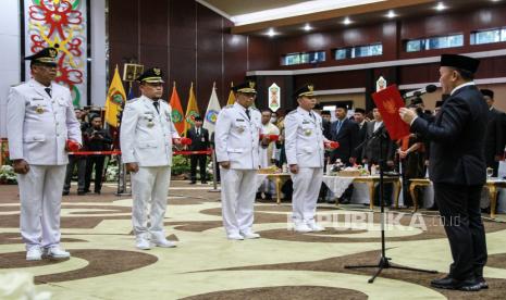 Gubernur Kalimantan Tengah Sugianto Sabran (kanan) melantik (dari kiri) Pj Bupati Kabupaten Kapuas Darliansjah, Pj Bupati Kabupaten Sukamara Rendy Lesmana, Pj Bupati Kabupaten Lamandau Said Salim, dan Pj Bupati Kabupaten Katingan Sutoyo di Aula Jayang Tingang Kantor Gubernur Kalimantan Tengah, Palangka Raya, Ahad (11/8/2024). Gubernur Kalteng melantik empat Pj Bupati yang baru yaitu Pj Bupati Kabupaten Sukamara Rendy Lesmana menggantikan Kaspinor, Pj Bupati Kabupaten Lamandau Said Salim menggantikan Lilis Suriani, Pj Bupati Kabupaten Kapuas Darliansjah menggantikan Erlin Hardi, dan Pj Bupati Kabupaten Katingan Sutoyo menggantikan Saiful dikarenakn mengundurkan diri untuk mengikuti Pilkada serentak 2024. 