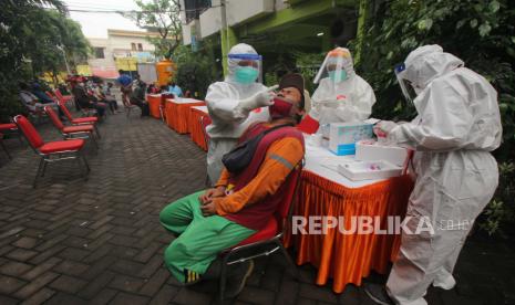 Petugas kesehatan melakukan tes usap PCR COVID-19 kepada penghuni rusun di Rusun Penjaringan Sari, Surabaya, Jawa Timur, Selasa (25/5/2021). Dinas Kesehatan Kota Surabaya melakukan tes usap PCR COVID-19 kepada seluruh penghuni di rusun yang dikelola Pemkot Surabaya untuk mendeteksi penyebaran COVID-19, setelah adanya 12 penghuni Rusun Penjaringan Sari terpapar COVID-19. 