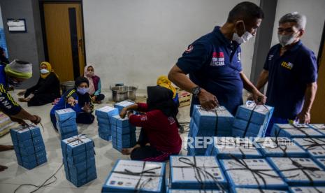 Petugas saat mengemas makanan siap saji untuk warga yang sedang isolasi mandiri di Kantor Suku Dinas Sosial Jakarta Timur, Jumat (25/6). Suku Dinas Sosial Jakarta Timur menyiapkan 3.150 boks makanan siap saji untuk makanan sehari-hari bagi warga yang melakukan isolasi mandiri karena terdampak Covid-19 di wilayah RT 11 RW 06, Kelurahan Ciracas dan RT 05 RW 01, Kelurahan Kelapa Dua Wetan. Republika/Putra M. Akbar