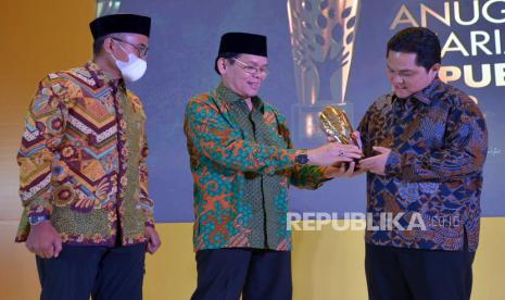 Sekjen MUI Amirsyah Tambunan didampingi Pemimpin Redaksi Republika Irfan Junaidi memberikan piala kepada Ketua Umum Masyarakat Ekonomi Syariah Erick Thohir pada acara Anugerah Syariah Republika 2022 di Jakarta, Selasa (29/11/2022). Republika/Prayogi 