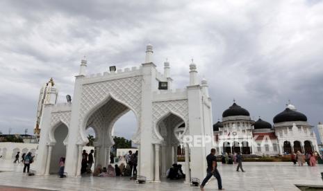 Umat Islam berkumpul di Masjid Raya Baiturrahman saat libur Idul Adha di Banda Aceh, Indonesia, 12 Juli 2022. Aceh Diharapkan Jadi Percontohan Daerah Rukun Beragama di Indonesia