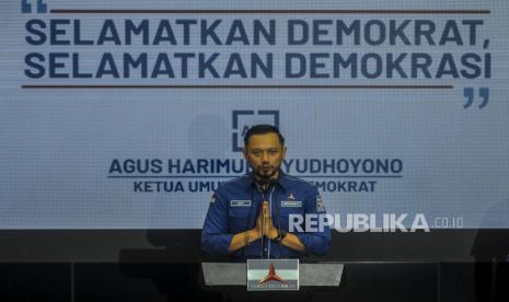 Ketua umum Parta Demokrat Agus Harimurti Yudhoyono (AHY) saat memberikan keterangan pers di Kantor DPP Partai Demokrat, Jakarta, Jumat (5/3). AHY mengatakan bahwa Kongres Luar Biasa (KLB) yang digelar di Deli Serdang, Sumatera Utara ilegal dan juga inkonstitusional serta tidak sesuai dengan AD/ART yang telah diakui pemerintah. Republika/Putra M. Akbar