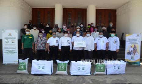 Plt Wali Kota Bandung Yana Mulyana berfoto bersama perwakilan Baznas (Badan Amil Zakat Nasional) Kota Bandung, dan penerima bantuan usai penyerahan secara simbolis 100 Paket Pangan dari Raja Salman untuk warga Kota Bandung, di Balai Kota Bandung, Rabu (13/4). Bantuan kemanusiaan dari Kerajaan Arab Saudi tersebut sebagai bentuk kepedulian sosial kepada kaum Muslimin Indonesia saat Ramadhan khususnya yang terkena dampak pendemi.