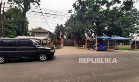 Kondisi rumah pimpinan Pondok Pesantren (Ponpes) Al Zaytun, Panji Gumilang di Jalan Raya Krukut RT 02, RW 03, Depok, Jumat (23/6/2023). Warga mengira rumah mewah Panjil Gumilang akan jadi ponpes.