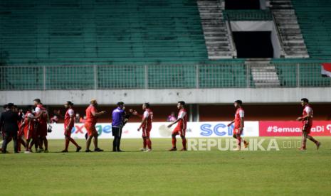 Official Persija menyalami pemain usai melawan Persib saat pertandingan Final Pertama Piala Menpora 2021 di Stadion Maguwoharjo, Sleman, Yogyakarta, Kamis (22/4). Persija berhasil mengalahkan Persib pada Final pertama Piala Menpora 2021 dengan skor 0-2. Gol dicetak oleh Braif Fatari dan Taufik Hidayat.