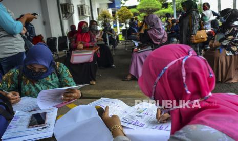 Sejumlah guru honorer mengisi formulir permohonan rekening baru untuk penyaluran Bantuan Subsidi Upah (ilustrasi)