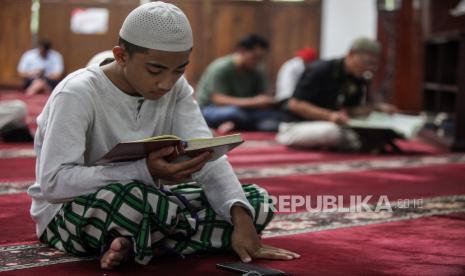 Umat Muslim membaca Al Quran di Masjid Cut Mutia, Cikini, Jakarta, Selasa (12/3/2024). Bulan suci Ramadhan dimanfaatkan oleh umat Muslim dengan mengisi waktu luang di Masjid untuk beribadah melaksanakan shalat dan tadarus Al Quran sambil menunggu waktu berbuka puasa. 