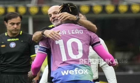 Pelatih AC Milan Stefano Pioli bersama pemainnya Rafael Leao.