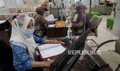 Petugas melayani pembuatan KTP di Mall Pelayanan Publik (MPP). 