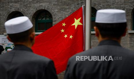 Umat Islam China menghadiri upacara pengibaran bendera sebelum sholat Idul Fitri di Masjid Niujie di Beijing, China, Sabtu (22/4/2023).