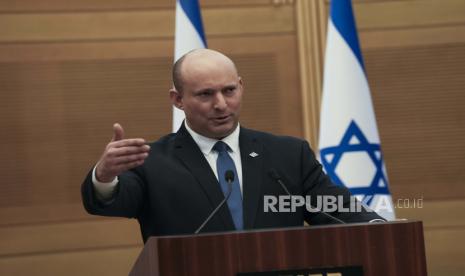  Perdana Menteri Israel Naftali Bennett berbicara selama pernyataan bersama dengan Menteri Luar Negeri Yair Lapid, di Knesset, parlemen Israel, di Yerusalem, Senin, 20 Juni 2022. Kantor Bennett mengumumkan Senin, bahwa koalisinya yang melemah akan dibubarkan dan negara akan memimpin ke pemilu baru. Bennett dan mitra koalisi utamanya, Yair Lapid, memutuskan untuk memberikan suara untuk membubarkan parlemen dalam beberapa hari mendatang, kata kantor Bennett. Lapid kemudian menjabat sebagai caretaker perdana menteri. Pemilihan itu, yang diharapkan pada musim gugur, akan menjadi yang kelima bagi Israel dalam tiga tahun.