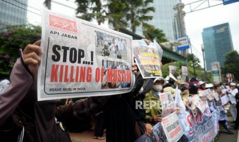 Sejumlah umat muslim melakukan aksi solidaritas untuk muslim India di depan Kedutaan Besar India, Jakarta, Jumat (25/2/2022). Aksi sebagai bentuk solidaritas tersebut menentang diskriminasi dan larangan penggunaan jilbab bagi umat Islam di India.Prayogi/Republika.