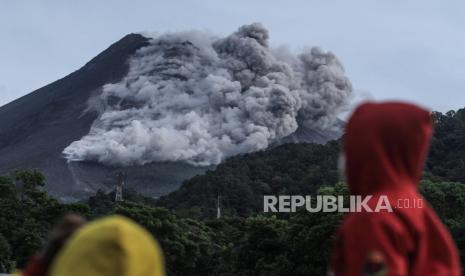 Awan panas guguran Gunung Merapi terlihat dari Kaliurang, Sleman, DI Yogyakarta, Rabu (27/1/2021). Balai Penyelidikan dan Pengembangan Teknologi Kebencanaan Geologi (BPPTKG) menyatakan pada tanggal 27 Januari 2021 telah terjadi awan panas guguran di Gunung Merapi dengan jarak luncur maksimal 1200 meter ke arah hulu Sungai Krasak. 