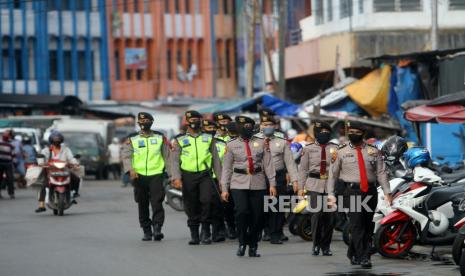 Polisi melakukan patroli penegakan aturan Pembatasan Sosial Berskala Besar (PSBB) di kawasan Pasar Baru Banjarmasin, Kalimantan Selatan, Senin (27/4/2020). Kegiatan tersebut sebagai upaya POLRI untuk mendukung aturan pemerintah saat PSBB di Kota Banjarmasin serta memberikan edukasi tentang penanganan dan pencegahan penyebaran COVID-19 di tempat keramaian