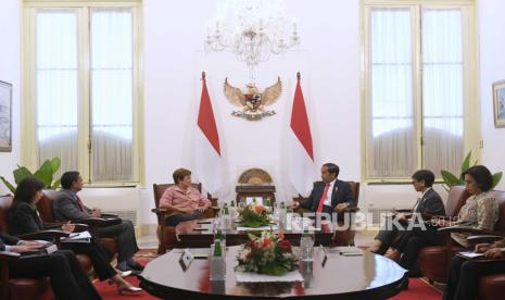 Presiden Joko Widodo (ketiga kanan) didampingi Menteri Luar Negeri Retno Marsudi (kedua kanan) dan Menteri Keuangan Sri Mulyani Indrawati (kanan) melakukan pertemuan dengan Direktur Pelaksana Dana Moneter Internasional (IMF) Kristalina Georgieva (ketiga kiri) di Istana Merdeka, Jakarta, Senin (4/9/2023). Presiden Joko Widodo menerima tiga pemimpin organisasi keuangan internasional yakni Bank Dunia, Dana Moneter Internasional (IMF), dan Forum Ekonomi Dunia (WEF). 