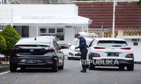 Dua mobil listrik diparkir di halaman rumah dinas Gubernur Jawa Barat, Gedung Pakuan, Kota Bandung, usai diserah terimakan, Selasa (29/12). Mobil listrik tersebut rencananya akan dipakai sebagai salah satu kendaraan dinas Gubernur dan Wakil Gubernur Jawa Barat di tahun depan.