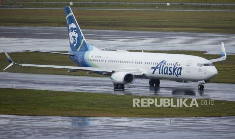 Alaska Airlines flight 1276, a Boeing 737-900, taxis before takeoff from Portland International Airport in Portland, Ore., Saturday, Jan. 6, 2024. The FAA has ordered the temporary grounding of Boeing 737 MAX 9 aircraft after part of the fuselage blew out during a flight. 