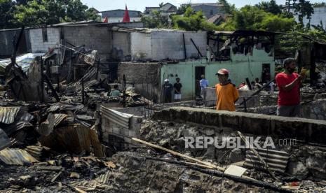 Sejumlah warga saat melihat puing-puing pasca kebakaran di Jalan Kemang Utara IX, Mampang Prapatan, Jakarta, Ahad (15/8). Kebakaran yang terjadi pada Ahad (15/8) dini hari itu diduga akibat korsleting listrik hingga menghanguskan 30 lapak pemulung dan rumah semi permanen serta tiga orang meninggal dunia. Republika/Putra M. Akbar