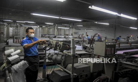 Pekerja memeriksa benang disela kunjungan kerja Panglima TNI di PT Trisula Textile Industries Tbk, Jalan Mahar Martanegara, Kota Cimahi, Provinsi Jawa Barat, Rabu (1/3/2023). Dalam kunjungannya, Panglima TNI Laksamana TNI Yudo Margono mengapresiasi pabrik tersebut karena telah berhasil mengembangkan kain tekstil berbahan benang daur ulang serta pengolahan air limbah yang telah menerapkan prinsip industri hijau. Hal tersebut sejalan dengan kampanye lingkungan The Rising Tide yang digelorakan oleh TNI AL.