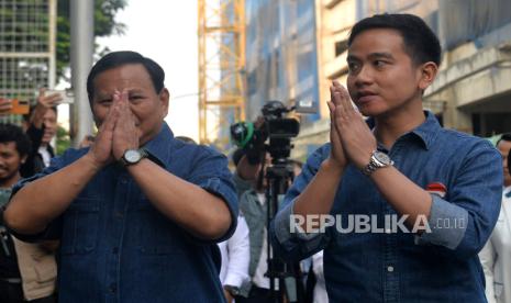 Pasangan capres Prabowo Subianto dan cawapres Gibran Rakabuming Raka saat akan menjalani pemeriksaan kesehatan di RSPAD Gatot Soebroto, Jakarta Pusat, Kamis (26/10/2023).