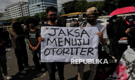 Massa yang tergabung dalam Gerakan Rakyat Indonesia menggelar aksi di depan Gedung Parlemen RI, Jakarta, Kamis (13/2/2025). Aksi bertajuk Aksi Hitam Februari Kelam itu bertujuan untuk menolak asas dominis litis yang berarti memberikan kewenangan secara penuh kepada kejaksaan yang berpotensi merusak sistem hukum di Indonesia.