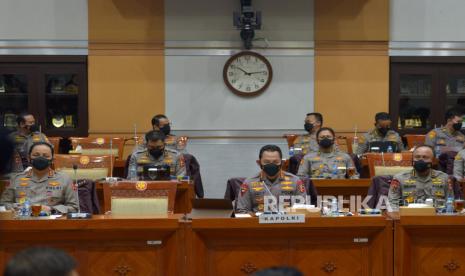 Kapolri Jenderal Listyo Sigit Prabowo bersiap mengikuti rapat kerja dengan Komisi III DPR di Kompleks Parlemen, Senayan, Jakarta, Rabu (24/8/2022). Rapat tersebut membahas terkait kasus dugaan pembunuhan berencana terhadap Brigadir Nofriansyah Yosua Hutabarat atau Brigadir J di rumah dinas mantan kepala Divisi Profesi dan Pengamanan Polri Irjen Ferdy Sambo.